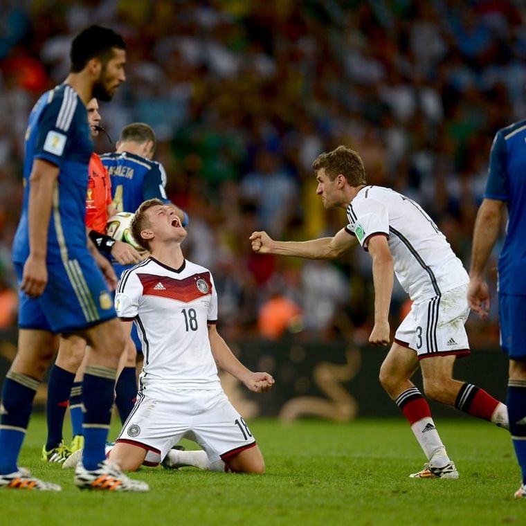 Toni Kroos festeja junto a Thomas Müller ante el lamento de los argentinos en Brasil 2014. Foto: FIFA Toni Kroos festeja junto a Thomas Müller ante el lamento de los argentinos en Brasil 2014. Foto: FIFA