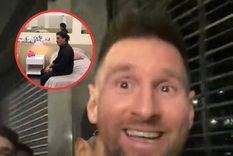 Su cara lo dice todo: Messi no podía creer la locura de la gente en un restaurante en Palermo.