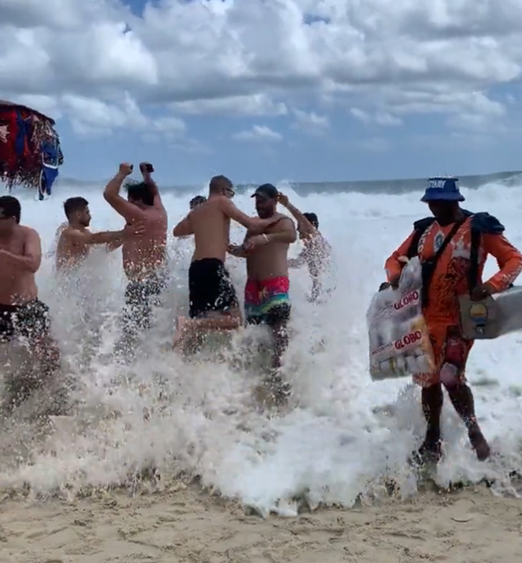 El momento en el que la ola irrumpe en las apacibles playas cariocas. Foto: Captura de video