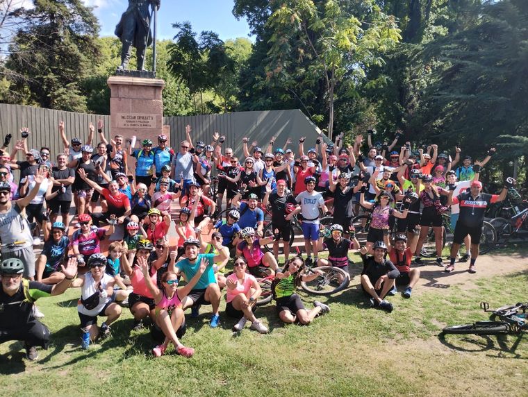 El grupo que organiza el evento y la pedaleada para concientizar.