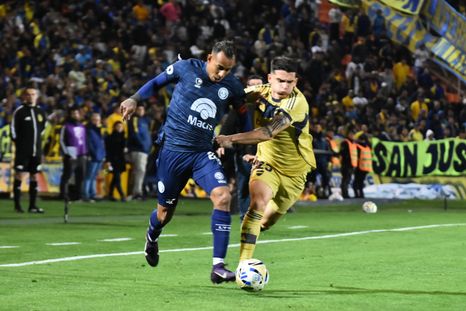 Sebastián Villa encara ante la marca de Blanco. Sebastián Villa encara ante la marca de Blanco.