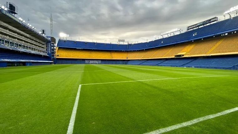 Así luce el campo de juego de la Bombonera tras ser resembrado.