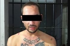 Hynts posó con sus tatuajes anarquistas en el pecho al descubierto