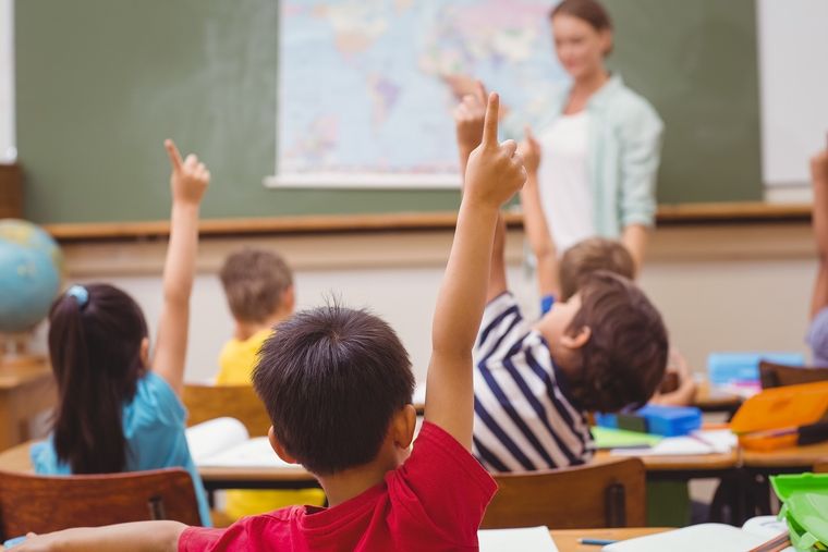 Un informe de Argentinos por la Educación, arrojó que en 10 años, aumentó un 54% la cantidad de docentes egresados, y solo 1% la cantidad de alumnos en inicial, primaria y secundaria,&nbsp;