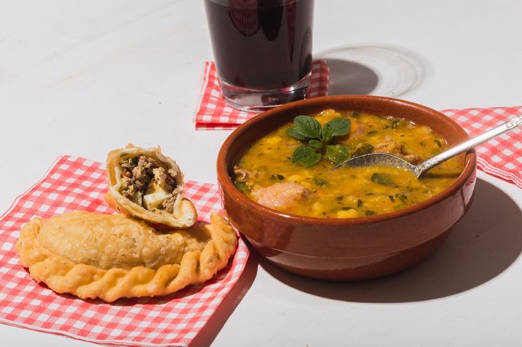 Locro, empanadas y vino, comidas y bebida tradicional de las fechas patrias Foto: Shutterstock