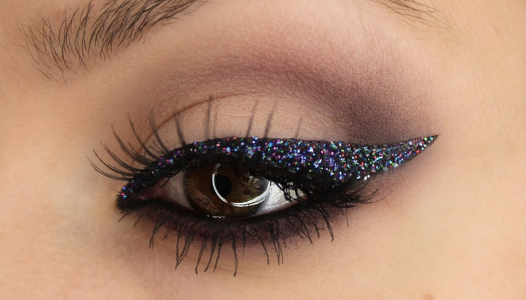 Puedes transformar tu mirada con un simple delineado y una buena máscara de pestañas. Foto: YouTube - Shonagh Scott