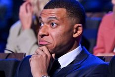 El bar Pullman en París fue el escenario donde la pareja se mostró a los besos toda la noche. / Captura Youtube El bar Pullman en París fue el escenario donde la pareja se mostró a los besos toda la noche. / Captura Youtube