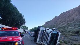 El camión, con patente brasileña, volcó en la ruta 7 y dejó al conductor atrapado. Tras el rescate, fue traslado a un hospital. El camión, con patente brasileña, volcó en la ruta 7 y dejó al conductor atrapado. Tras el rescate, fue traslado a un hospital.