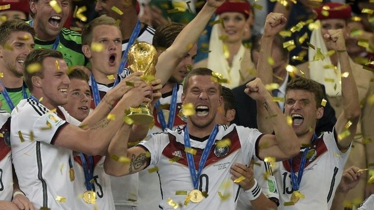 Lukas Podolski (10), tiene ganas de jugar en Boca.