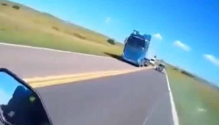 Afortunadamente, el motociclista no resultó herido.  Foto: Captura de video