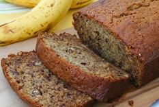 Budín de banana fácil, húmedo y con nueces.