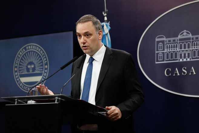 El jefe de Gabinete, Manuel Adorni, más complicado.