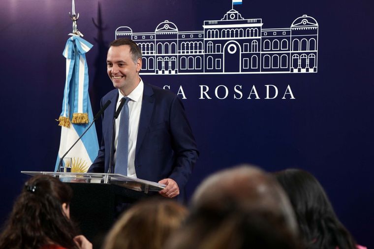 Manuel Adorni dijo que pondrán en valor al empleado público Foto: Telam