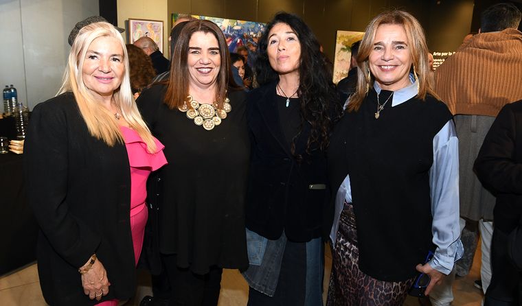 Lula Basells-Miró, Gabriela Scordo, María Balucci -responsable de la sala de arte de la Legislatura-, y Ana Scordo. Lula Basells-Miró, Gabriela Scordo, María Balucci -responsable de la sala de arte de la Legislatura-, y Ana Scordo.