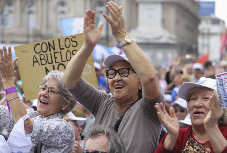 A medida que los ingresos superan el básico, los adicionales disminuyen gradualmente en los haberes jubilatorios. Foto: Noticias Argentinas
