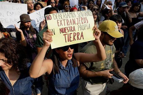 De México a Barcelona, algunos lugareños no están de acuerdo con la gran afluencia de turistas. (Manifestantes en Ciudad de México).