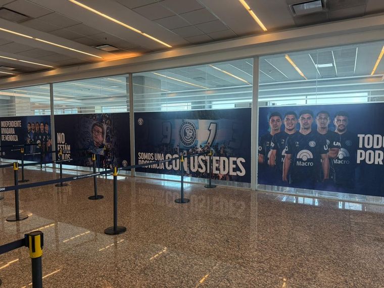 El Aeropuerto de Mendoza amaneció este martes ploteado con los colores y las caras de los jugadores de Independiente Rivadavia a un día de jugar la final de la Copa Argentina.