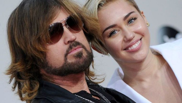 Foto: https://www.tuenlinea.com/noticias/miley-cyrus-se-hizo-tatuaje-en-honor-a-su-papa-billy-ray-cyrus/