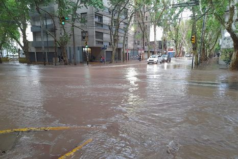 La tormenta produjo inundaciones y derrumbes. La tormenta produjo inundaciones y derrumbes.