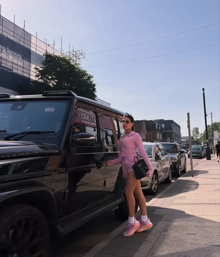 El look de Valentina Cervantes que combinó su cartera con una Mercedes Benz. El look de Valentina Cervantes que combinó su cartera con una Mercedes Benz.