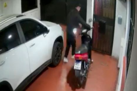 El delincuente fue captado por cámaras de seguridad mientras cometía el robo y se retiraba del lugar con la motocicleta.