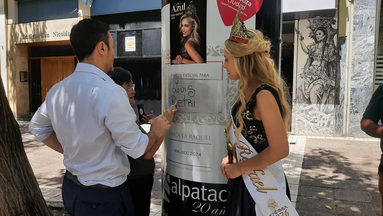 Luis Petri se sumó a la experiencia y personalizó la botella de vino gigante. Luis Petri se sumó a la experiencia y personalizó la botella de vino gigante.