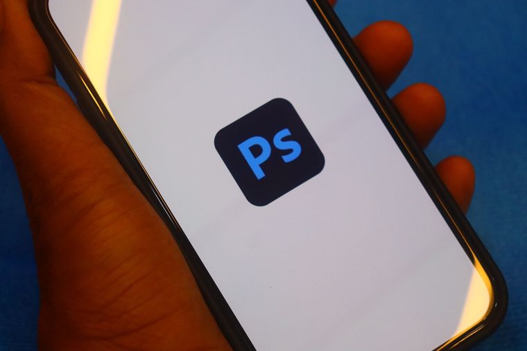 Adobe Express y Adobe Photoshop amplían sus funciones dentro de ChatGPT.