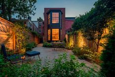 Un patio con iluminación empotrada en sus plantas Foto: Allen Russ y Studio AKA