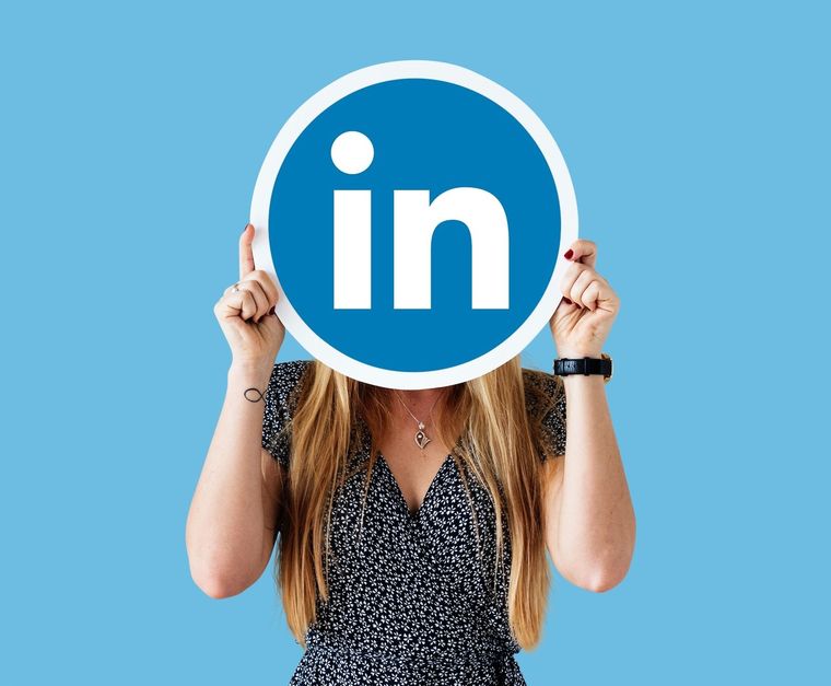 Aquí te damos una pequeña ayuda para que mejores tu Linkedin con IA. Aquí te damos una pequeña ayuda para que mejores tu Linkedin con IA.