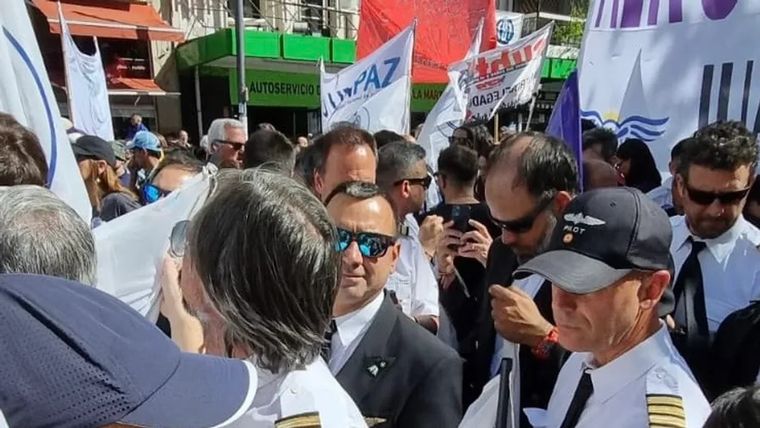 Pilotos durante la marcha universitaria Foto: X @aplapilotos