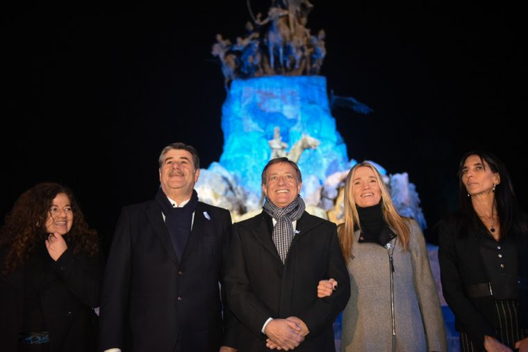 El gobernador posó junto al vicegobernador, la ministra de Turismo Nora Vicario y Natacha Eisenchlas, la presidenta provisional del Senado. Foto: Mendoza Gobierno