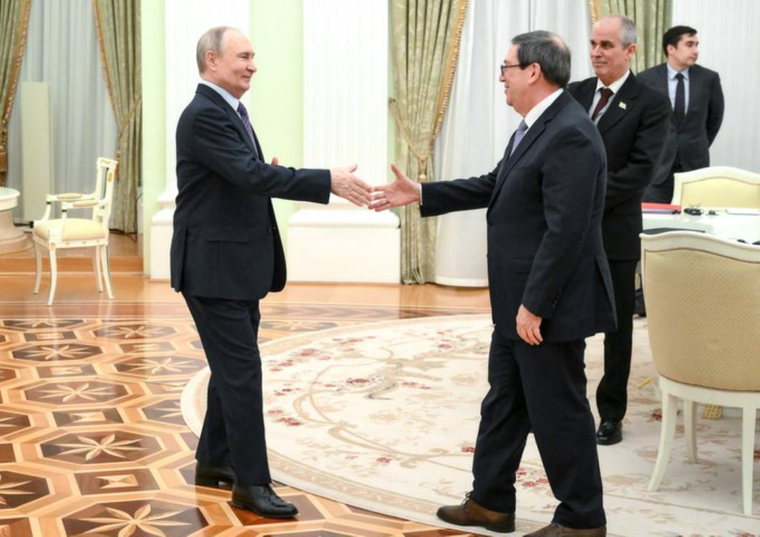 Vladimir Putin con el Cancillor de Cuba, Bruno Rodríguez Parrilla.