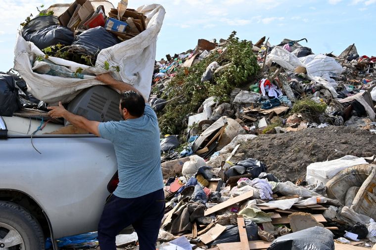 En la localidad bahiense General Daniel Cerri, los vecinos tiraron en un basural sus pertenencias dañadas por el temporal Foto: Agencia Noticias Argentinas