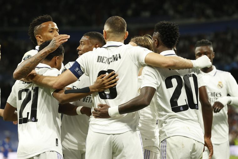 Benzema y compañía celebran el primer tanto. Foto: EFE