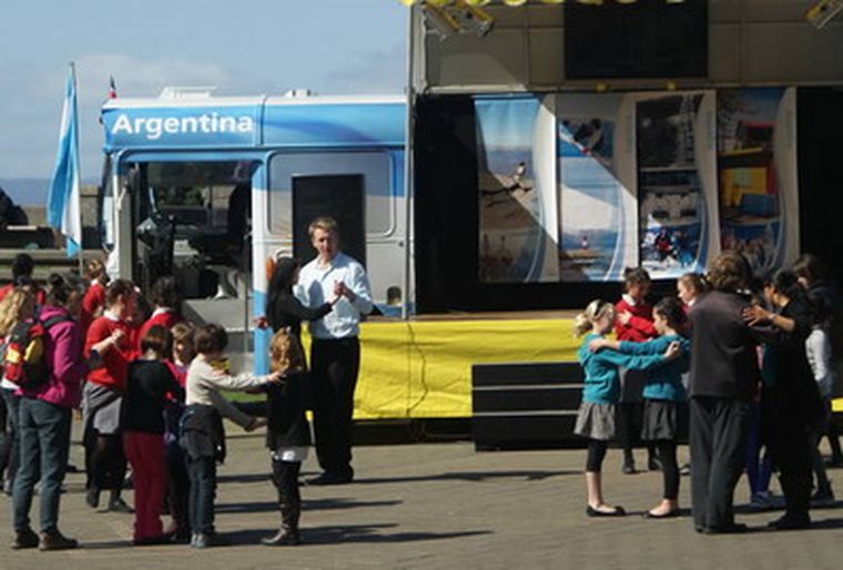 Niños bailando tango en la calle. Foto: MDZ
