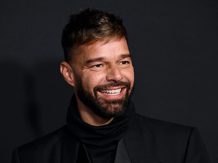 La tierna sorpresa de los hijos de Ricky Martin en pleno show Ricky Martin es un cantante y actor puertorriqueño que ha sido apodado como el Rey del pop latino. Foto: E! Entertainment