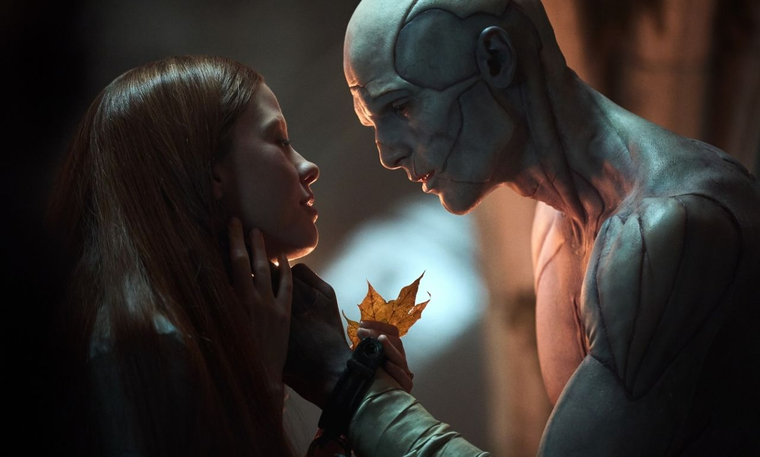 Mia Goth y Jacob Elordi en Frankenstein. Mia Goth y Jacob Elordi en Frankenstein.