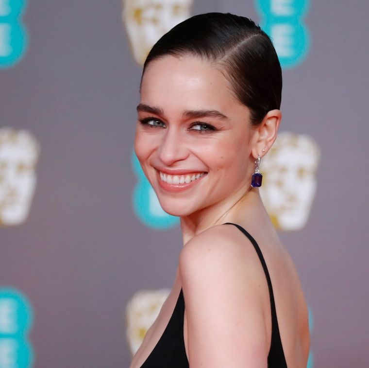 Foto: https://www.elle.com/es/star-style/noticias-famosos/a31987752/emilia-clarke-cena-virtual-solidaridad-cornavirus/