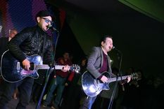 El mandatario se animó a un clásico del rock argentino. Foto: Gobierno de Santiago
