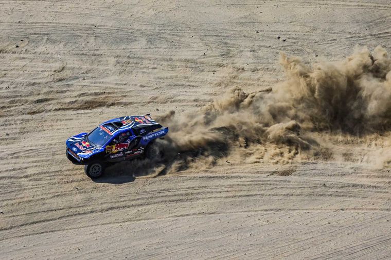 Mitch Guthrie celebró su victoria en la Etapa 3 del Dakar 2026.