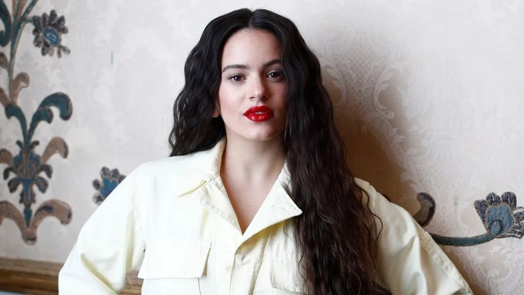 Rosalía propone esta nueva combinación para el invierno Foto: Teen Vogue