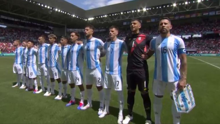 El equipo argentino durante el himno. Foto: Captura Video