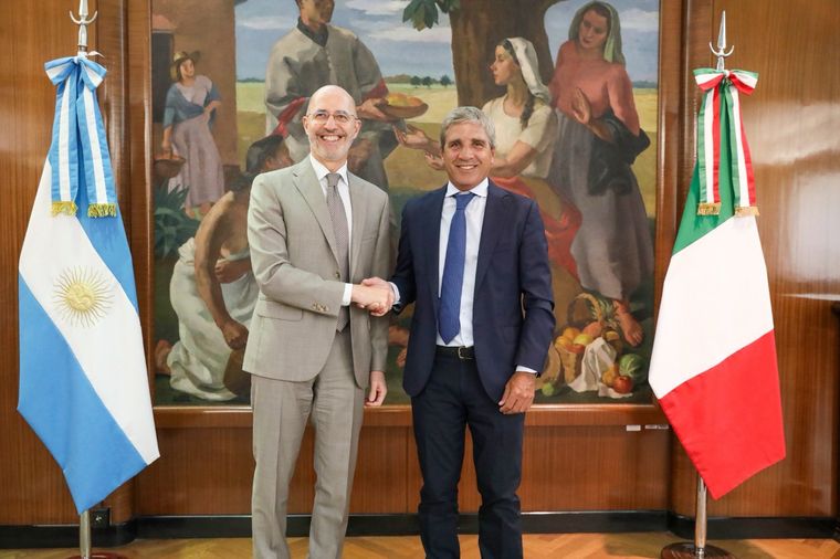 El embajador de Italia en la Argentina, Fabrizio Nicoletti, y el ministro de Economía, Luis Caputo. El embajador de Italia en la Argentina, Fabrizio Nicoletti, y el ministro de Economía, Luis Caputo.