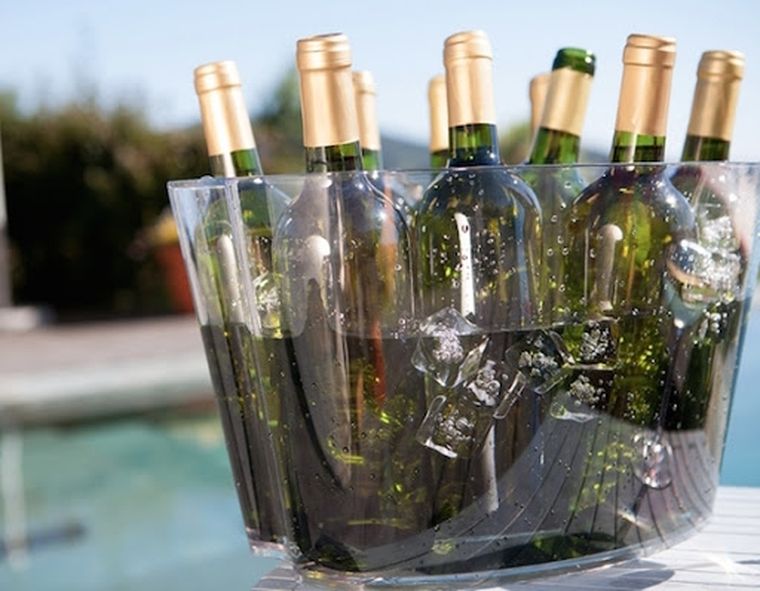 Hay que enfriar el vino bien.