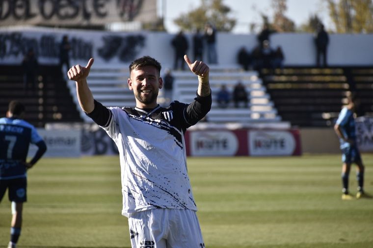 Espósito celebra su primer gol en Gimnasia Foto: Prensa GYE