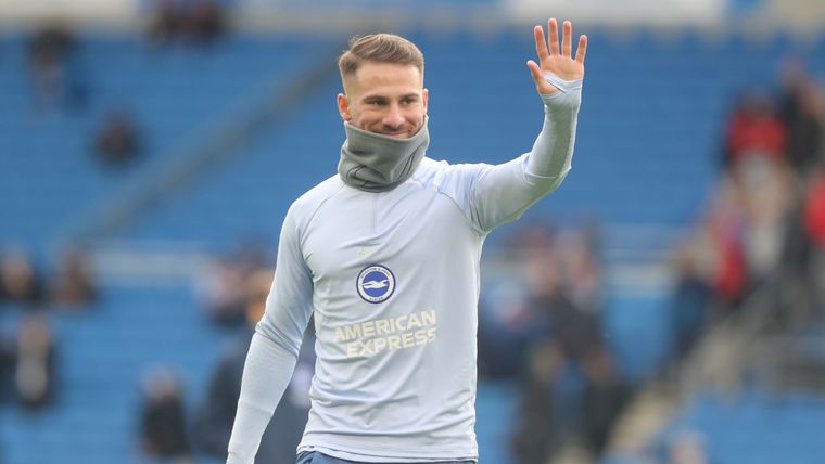 Alexis Mac Allister El volante argentino fue recibido con banderas y una Copa del Mundo en su primer partido como local en Brighton. Foto: Brighton & Hove Albion