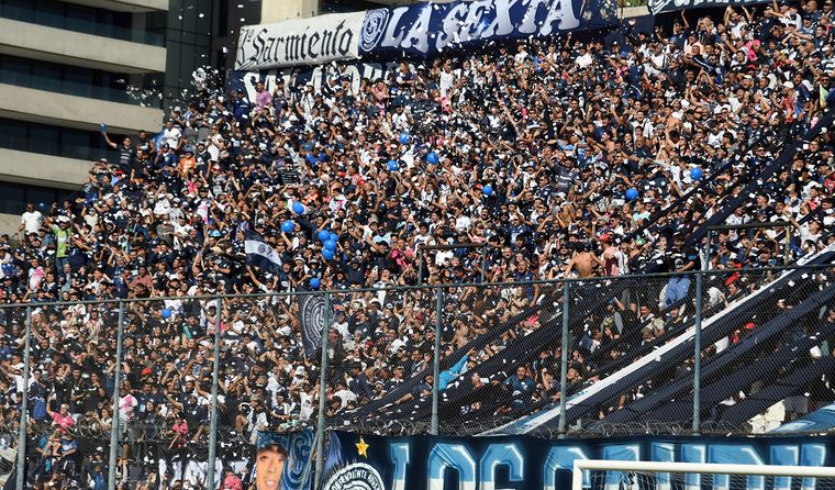 La hinchada siempre acompaña a su equipo. La hinchada siempre acompaña a su equipo.