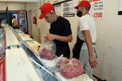 MDZol | La carne es uno de los rubros en los que se observa mayores cambios en los patrones de consumo, incluso en las clases sociales más acomodadas. Foto: ALF PONCE MERCADO / MDZ