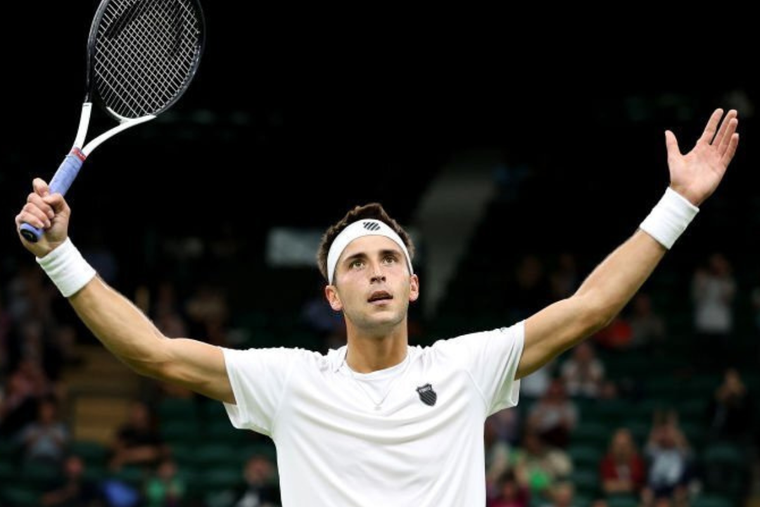 Etcheverry y un punto impresionante que levantó al público de Wimbledon durante su remontada Foto: Archivo