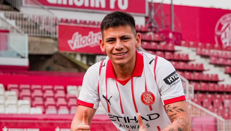 Claudio Echeverri ya se calzó la camiseta del Girona.